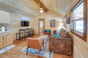 Cozy Horse Farm Retreat with Pond View in La Grange